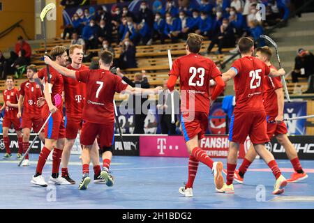 Pilsen, République tchèque.17 octobre 2021.L'équipe nationale tchèque de floorball célèbre la victoire après le match homme Euro Floorball Tour 2021 en République tchèque contre Finlande à Pilsen, République tchèque, le 17 octobre 2021.Crédit: Miroslav Chaloupka/CTK photo/Alamy Live News Banque D'Images