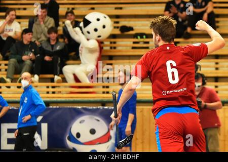 Pilsen, République tchèque.17 octobre 2021.L'équipe nationale tchèque de floorball célèbre la victoire après le match homme Euro Floorball Tour 2021 en République tchèque contre Finlande à Pilsen, République tchèque, le 17 octobre 2021.Crédit: Miroslav Chaloupka/CTK photo/Alamy Live News Banque D'Images