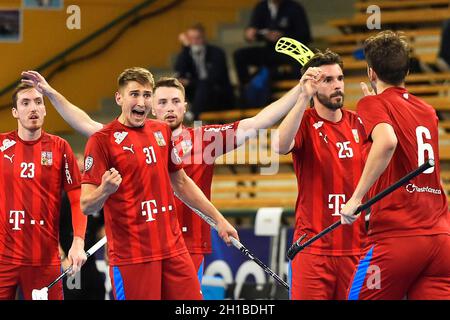 Pilsen, République tchèque.17 octobre 2021.L'équipe nationale tchèque de floorball célèbre la victoire après le match homme Euro Floorball Tour 2021 en République tchèque contre Finlande à Pilsen, République tchèque, le 17 octobre 2021.Crédit: Miroslav Chaloupka/CTK photo/Alamy Live News Banque D'Images