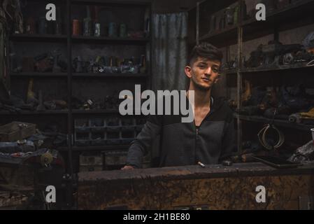 Amman, Jordanie - octobre 06 2021: Marché du centre-ville dans la capitale Amman, le jeune homme est sa boutique de pourriels de réparation Banque D'Images