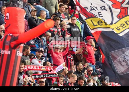 Leverkusen, Allemagne.17 octobre 2021.Lev fans dans le match BAYER 04 LEVERKUSEN - FC BAYERN MUENCHEN 1-5 1.Ligue allemande de football le 17 octobre 2021 à Leverkusen, Allemagne.Saison 2021/2022, match jour 8, 1.Bundesliga, FCB, München,8.balise Spieltag.Credit: Peter Schatz/Alay Live News Banque D'Images