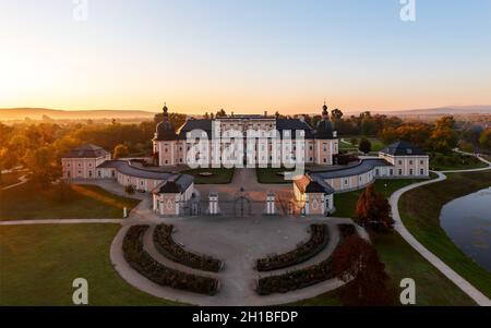 Splendide palais ancien dans la ville d'Edeleny, au nord de la Hongrie.Le nom est Edeleny Palace Island dont le nom hongrois est Edelényi katélysziget.L'autre nom est Banque D'Images