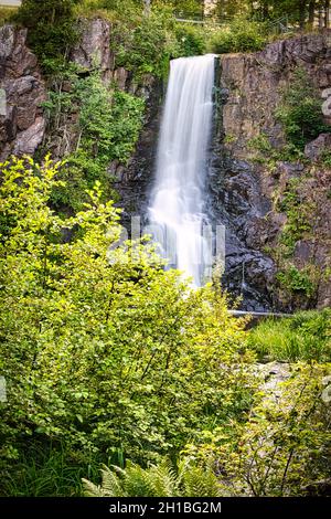 ruisseaux suédois, rivières avec petites et grandes cascades dans la nature intacte. loisirs, aventure et beaucoup de détente dans la nature incomparable. Banque D'Images