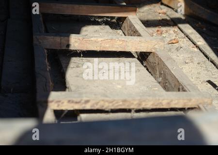 Flou artistique, bruit, flou, effet de grain.Un vieux escalier en bois poussiéreux au soleil.placard abandonné avec toiles d'araignée.Mise au point sélective. Banque D'Images