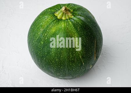 Des faux-cils verts frais sont mis en place, sur fond de table en pierre blanche Banque D'Images