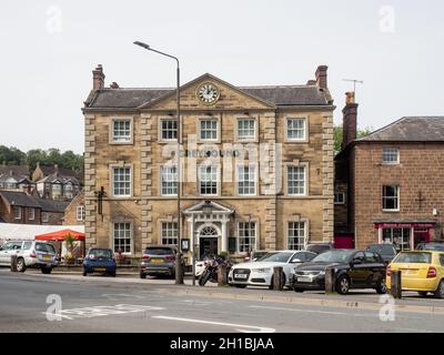 Vue sur la rue, place du marché dans le village de Cromford, Derbyshire, Royaume-Uni; avec l'historique Greyhound Hotel construit par Richard Arkwright. Banque D'Images