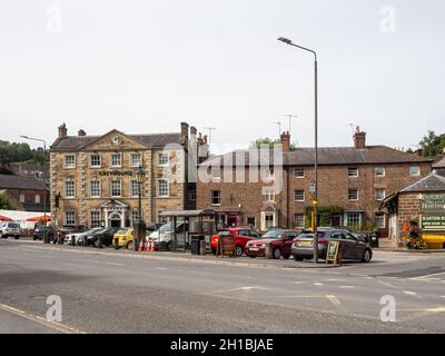 Vue sur la rue, place du marché dans le village de Cromford, Derbyshire, Royaume-Uni; avec l'historique Greyhound Hotel construit par Richard Arkwright. Banque D'Images