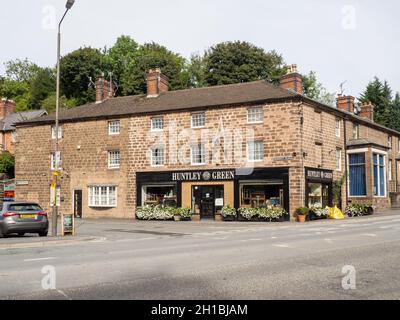 Vue sur la rue, place du marché dans le village de Cromford, Derbyshire, Royaume-Uni; avec Huntley et Green, épicerie fine et café-restaurant Banque D'Images