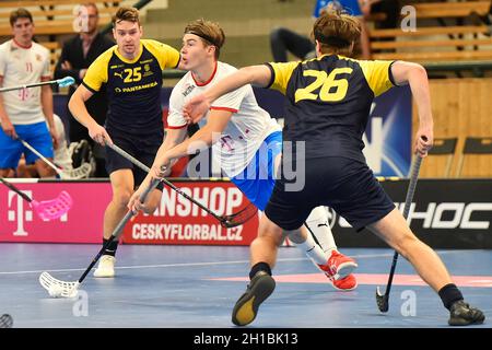 Pilsen, République tchèque.16 octobre 2021.L-R Jonas Svahn (SWE), Matej Havlas (CZE) et Oskar Hovlund (SWE) en action lors de l'Euro Floorball Tour, match Tchèque contre Suède, le 16 octobre 2021, à Pilsen, République Tchèque.Crédit: Miroslav Chaloupka/CTK photo/Alamy Live News Banque D'Images