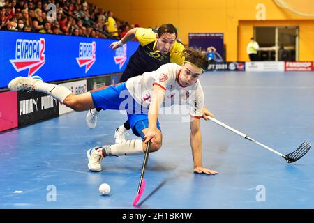 Pilsen, République tchèque.16 octobre 2021.L-R Robin Nilsberth (SWE) et Adam Hemerka (CZE) en action lors de l'Euro Floorball Tour, match Tchèque contre Suède, le 16 octobre 2021, à Pilsen, République Tchèque.Crédit: Miroslav Chaloupka/CTK photo/Alamy Live News Banque D'Images