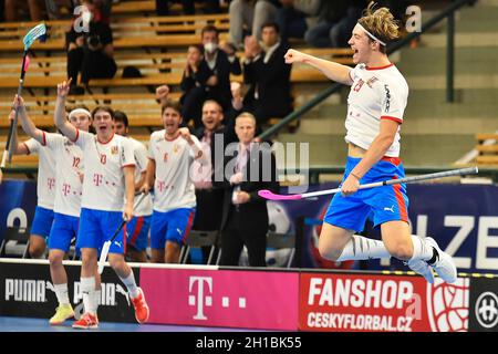 Pilsen, République tchèque.16 octobre 2021.Filip Langer (CZE) célèbre son but lors de l'Euro Floorball Tour, match Tchèque contre Suède, le 16 octobre 2021, à Pilsen, République Tchèque.Crédit: Miroslav Chaloupka/CTK photo/Alamy Live News Banque D'Images