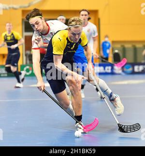 Pilsen, République tchèque.16 octobre 2021.L-R Adam Hemerka (CZE) et Rasmus Andersson (SWE) en action lors de la tournée Euro Floorball, match Tchèque contre Suède, le 16 octobre 2021, à Pilsen, République Tchèque.Crédit: Miroslav Chaloupka/CTK photo/Alamy Live News Banque D'Images