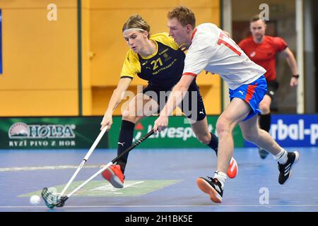 Pilsen, République tchèque.16 octobre 2021.L-R Linus Holmgren (SWE) et Ondrej Nemecek (CZE) en action lors de l'Euro Floorball Tour, match Tchèque contre Suède, le 16 octobre 2021, à Pilsen, République Tchèque.Crédit: Miroslav Chaloupka/CTK photo/Alamy Live News Banque D'Images