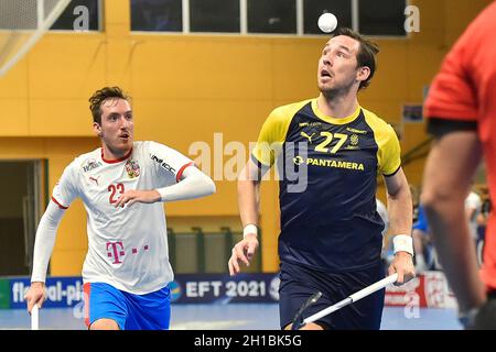 Pilsen, République tchèque.16 octobre 2021.L-R David Simek (CZE) et Robin Nilsberth (SWE) en action lors de l'Euro Floorball Tour, match Tchèque contre Suède, le 16 octobre 2021, à Pilsen, République Tchèque.Crédit: Miroslav Chaloupka/CTK photo/Alamy Live News Banque D'Images