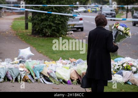 Deux jours après le meurtre du député conservateur de Southend West, Sir David Amiss, des hommages floraux sont laissés à Eastwood Road North, à une courte distance de l'église méthodiste Belfoires à Leigh-on-Sea, le 17 octobre 2021, à Leigh-on-Sea, Southend, Essex, Angleterre.Amess effectuait sa chirurgie hebdomadaire de circonscription lorsqu'il était attaqué avec un couteau par Ali Harbi Ali. Banque D'Images