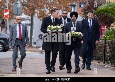 Deux jours après l'assassinat du député conservateur de Southend-Ouest, le député de Sir David Amess, Wes Streeting (député travailliste d'Ilford-Nord, laissé avec des fleurs) et un membre de la communauté sikh, ont rendu hommage aux fleurs à Eastwood Road-Nord,A courte distance de l'église méthodiste Belfoires à Leigh-on-Sea, le 17 octobre 2021, à Leigh-on-Sea, Southend, Essex, Angleterre.Amess effectuait sa chirurgie hebdomadaire de circonscription lorsqu'il était attaqué avec un couteau par Ali Harbi Ali. Banque D'Images