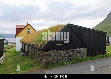 Maison de toit d'herbe dans le village de Gjogv, Eysturoy, Iles Féroé, Scandinavie, Europe. Banque D'Images