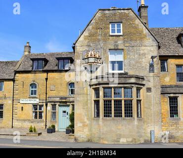 L'avant de l'Old New Inn est une auberge anglaise traditionnelle située à proximité du centre de ce populaire village de Cotswold. Banque D'Images