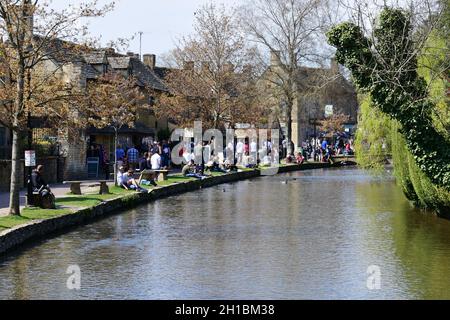 Une jolie vue sur la rivière Windrush, qui serpente, traverse le centre de ce magnifique village de Cotswold. Banque D'Images