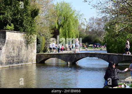 Une jolie vue sur la rivière Windrush, qui serpente, traverse le centre de ce magnifique village de Cotswold. Banque D'Images