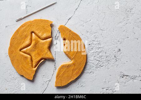 Dalgona Candy - régal sud-coréen.Cookie de sucre rond avec une étoile à l'intérieur, vue du dessus. Banque D'Images