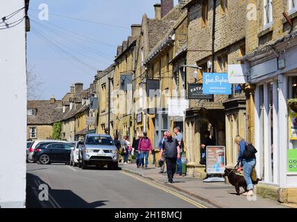 Une vue sur la rue le long de la place du marché dans le centre-ville, avec des boutiques, l'hôtel et la maison publique « The Stag at Stow ». Banque D'Images