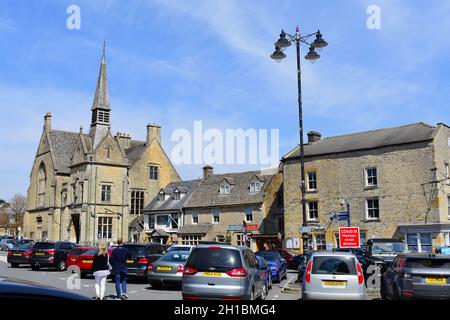 Vue sur Market Square, Stow.Le bâtiment à gauche est le St Edwards Hall , qui abrite également la bibliothèque locale et le centre d'accueil. Banque D'Images