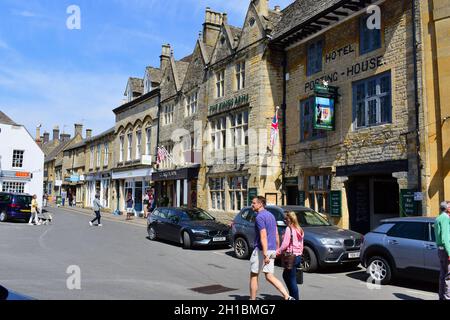 La maison publique et l'hôtel Kings Arms, est une ancienne auberge de coaching sur la place principale de Stow-on-the-Wold au coeur du quartier de Cotswold. Banque D'Images