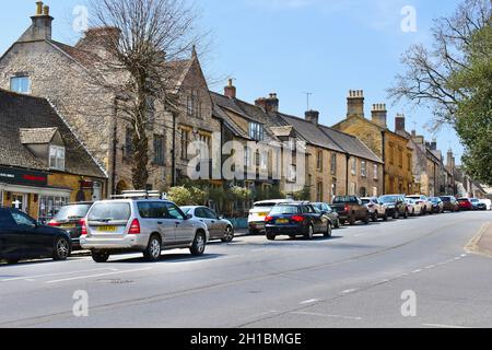 Vue sur Park Street, Stow-on-the-Wold, avec des bâtiments traditionnels en pierre de Cotswold. Banque D'Images