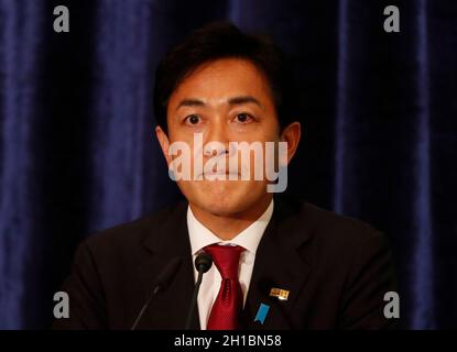 Tokyo, Japon.18 octobre 2021.Le Parti démocratique pour le dirigeant populaire Yuichiro Tamaki assiste à une séance de débat avec d'autres dirigeants des principaux partis politiques du Japon, avant l'élection à la Chambre basse du 31 octobre 2021, au Club de presse national du Japon à Tokyo, Japon le 18 octobre 2021.Crédit : SOPA Images Limited/Alamy Live News Banque D'Images