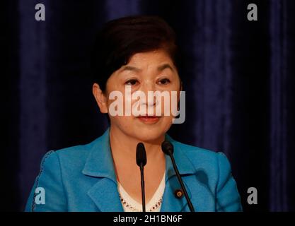 Tokyo, Japon.18 octobre 2021.Le chef du Parti social-démocrate, Mizuho Fukushima, assiste à une séance de débat avec d'autres dirigeants des principaux partis politiques du Japon, avant les élections à la Chambre basse du 31 octobre 2021, au Club de presse national du Japon à Tokyo, Japon le 18 octobre 2021.Crédit : SOPA Images Limited/Alamy Live News Banque D'Images