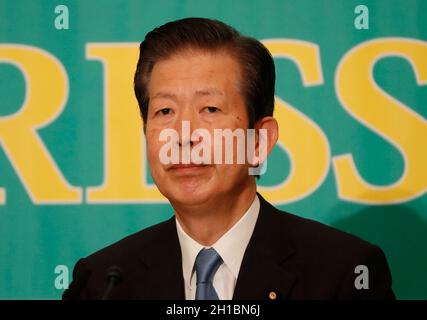 Tokyo, Japon.18 octobre 2021.Le chef du parti Komeito, Natsuo Yamaguchi, assiste à une séance de débat avec d'autres dirigeants des principaux partis politiques du Japon, avant l'élection à la Chambre basse du 31 octobre 2021, au Club de presse national du Japon à Tokyo, au Japon, le 18 octobre 2021.Crédit : SOPA Images Limited/Alamy Live News Banque D'Images