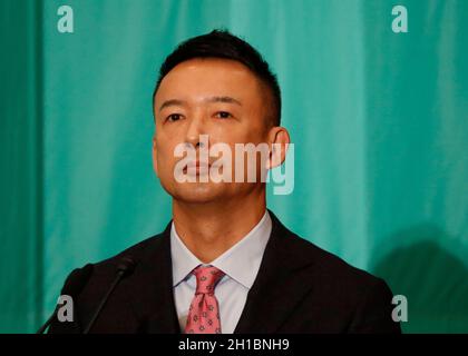 Tokyo, Japon.18 octobre 2021.Le chef du parti Reiwa Shinsengumi, Taro Yamamoto, assiste à une séance de débat avec d'autres dirigeants des principaux partis politiques du Japon, avant l'élection à la Chambre basse du 31 octobre 2021, au Club de presse national du Japon à Tokyo, au Japon le 18 octobre 2021.(Photo par Issei Kato/SOPA Images/Sipa USA) crédit: SIPA USA/Alay Live News Banque D'Images