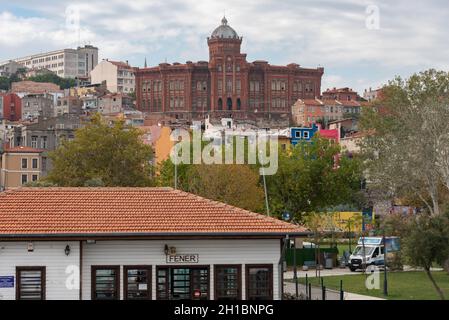 Istanbul, Turquie.12 octobre 2021 connu sous le nom de Château Rouge l'école primaire grecque orthodoxe Rum se trouve sur une colline surplombant la Corne d'Or i Banque D'Images