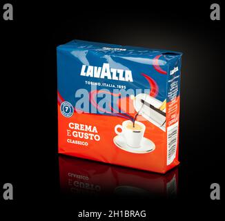 Chisinau, Moldavie.15 octobre 2021.Pack de café moulu de la société italienne Lavazza, isolé sur fond noir Banque D'Images