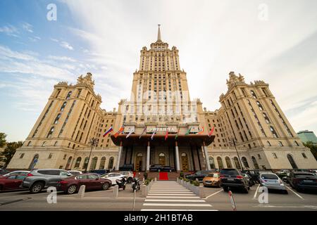 Bâtiment de l'hôtel Ukraina.Conçu par A Mordvinov et V Oltarzhevsky dans un style stalinien néoclassique, Moscou, Russie. Le plus haut hôtel d'Europe. Banque D'Images