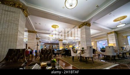 Bar et café du hall dans le Radisson Collection Hotel ou Gostiinitsa Ukraina, Moscou, Russie Banque D'Images