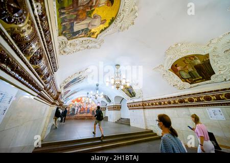Entrée de la station de métro Kievskaya à Moscou, décorée d'œuvres d'art sur le thème de l'Ukraine sur les murs et le plafond en marbre Banque D'Images