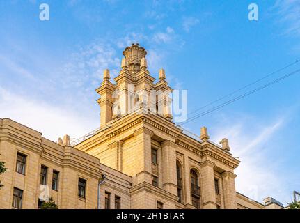 Détails du bâtiment de l'hôtel Ukraina.Conçu par A Mordvinov et V Oltarzhevsky dans le style néoclassique stalinien, Moscou, Russie Banque D'Images