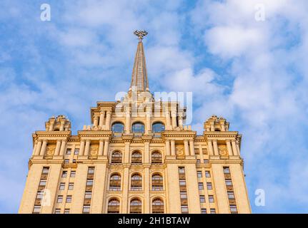 Détails du bâtiment de l'hôtel Ukraina.Conçu par A Mordvinov et V Oltarzhevsky dans le style néoclassique stalinien, Moscou, Russie Banque D'Images