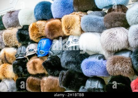 Variété de souvenirs russes de chapeaux de fourrure exposés dans une boutique de souvenirs touristiques Onegin, rue Novy Arbat, Moscou, Russie Banque D'Images