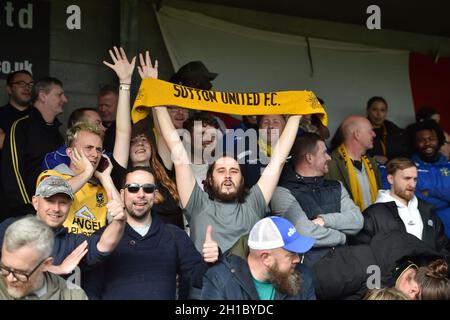 Sutton United fans lors du match Sky Bet League Two entre Crawley Town et Sutton United au People's Pension Stadium , Crawley , Royaume-Uni - 16 octobre 2021 usage éditorial seulement.Pas de merchandising.Pour les images de football, les restrictions FA et Premier League s'appliquent inc. Aucune utilisation Internet/mobile sans licence FAPL - pour plus de détails, contactez football Dataco Banque D'Images