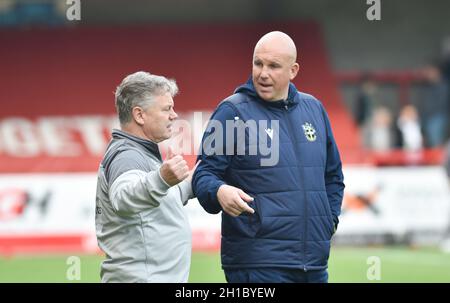John Yems, directeur de Crawley (à gauche) avec Matt Gray, directeur de Sutton United lors du match Sky Bet League Two entre Crawley Town et Sutton United au People's Pension Stadium , Crawley , Royaume-Uni - 16 octobre 2021 usage éditorial uniquement.Pas de merchandising.Pour les images de football, les restrictions FA et Premier League s'appliquent inc. Aucune utilisation Internet/mobile sans licence FAPL - pour plus de détails, contactez football Dataco Banque D'Images