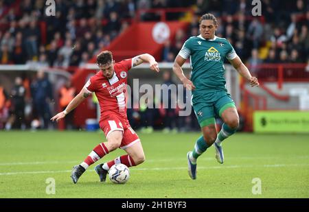 Coby Rowe de Sutton United (sur la droite) se trouve dans un bloc sur Ashley Nadesan de Crawley pendant le match Sky Bet League Two entre Crawley Town et Sutton United au People's Pension Stadium , Crawley , Royaume-Uni - 16 octobre 2021 usage éditorial seulement.Pas de merchandising.Pour les images de football, les restrictions FA et Premier League s'appliquent inc. Aucune utilisation Internet/mobile sans licence FAPL - pour plus de détails, contactez football Dataco Banque D'Images