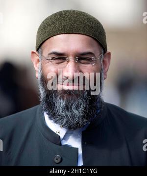 La démo d'anti Kadhafi à Whitehall aujourd'hui en face de la rue des propriétaires - menée par Anjem Choudhary - ifamous pour sa démo de brûlage de pavot aujourd'hui 21.3.11 Field Marshal Banque D'Images