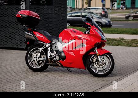 Minsk, Bélarus, octobre 2021 - Honda VFR , moto rouge dans la rue de la ville. Banque D'Images
