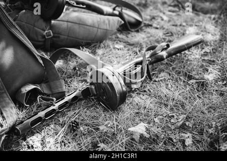 Arme de l'Armée rouge soviétique de la Seconde Guerre mondiale.PPSh du canon de sous-machine au sol.Munitions russes de la Seconde Guerre mondiale.Photo en noir et blanc Banque D'Images