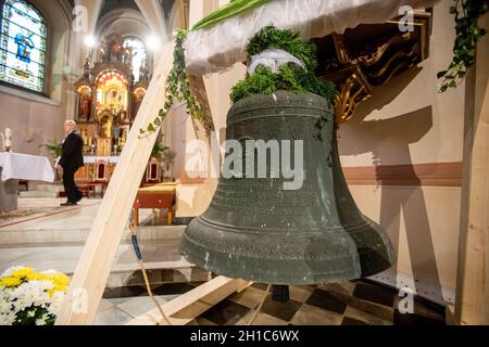 Une cloche saisie par les nazis à Pist, dans le nord de la Moravie, retourne en Tchéquie le 16 octobre 2021 comme symbole de paix dans le cadre d'un projet de retour de cloches qui a commencé à Grotzingen, en Allemagne.(Photo CTK/Vladimir Prycek) Banque D'Images