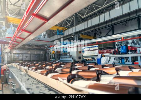 Machine à former des profilés de tôle, procédé de fabrication de carreaux d'acier pour le toit, fabrication industrielle. Banque D'Images