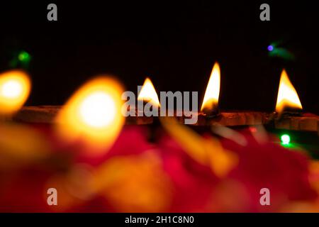 Groupe de diyas décorés sur fond noir pendant Diwali Banque D'Images